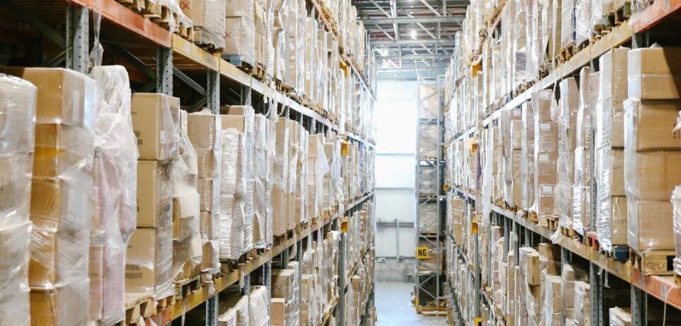 Bodega con mercancía lista para el comercio entre países