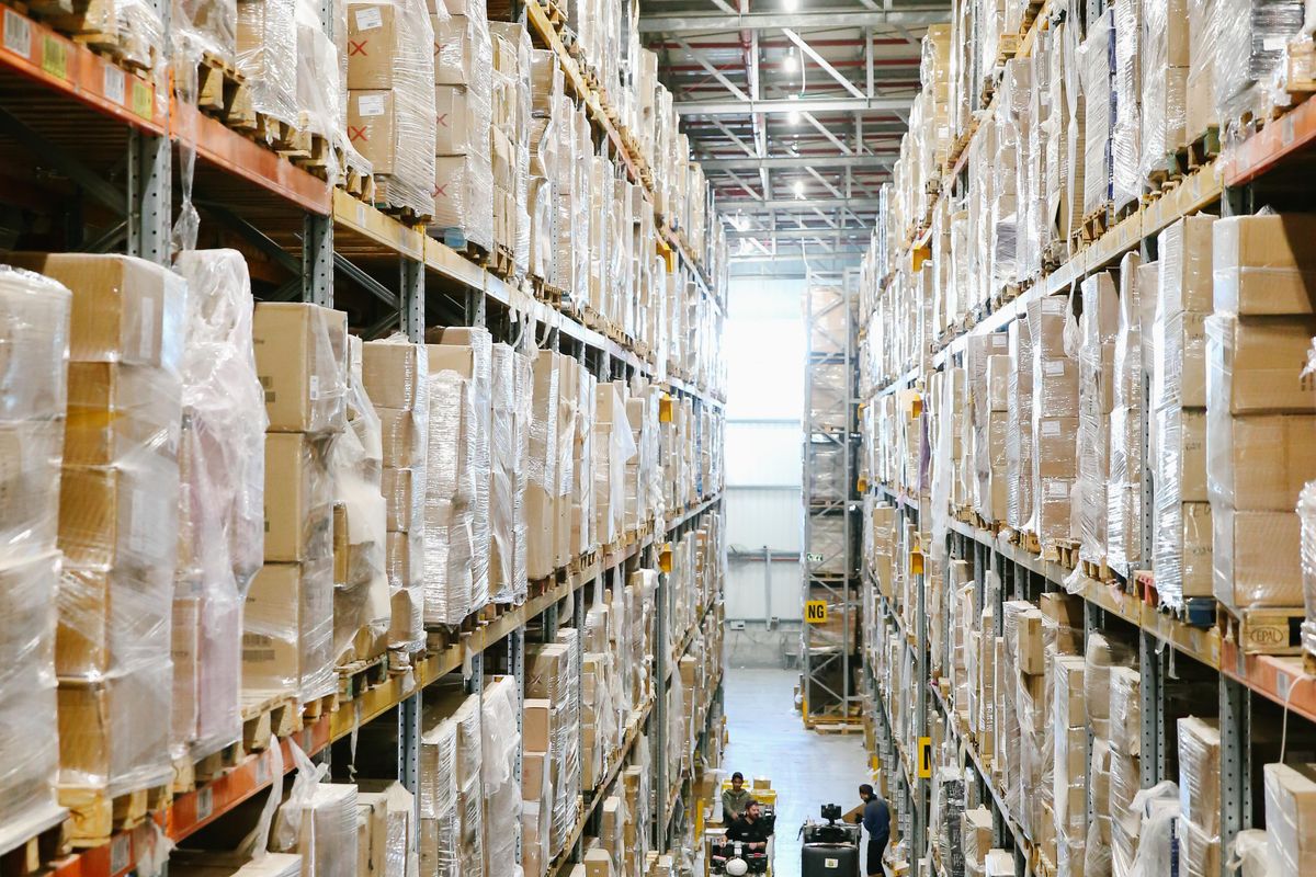 Bodega con mercancía lista para el comercio entre países