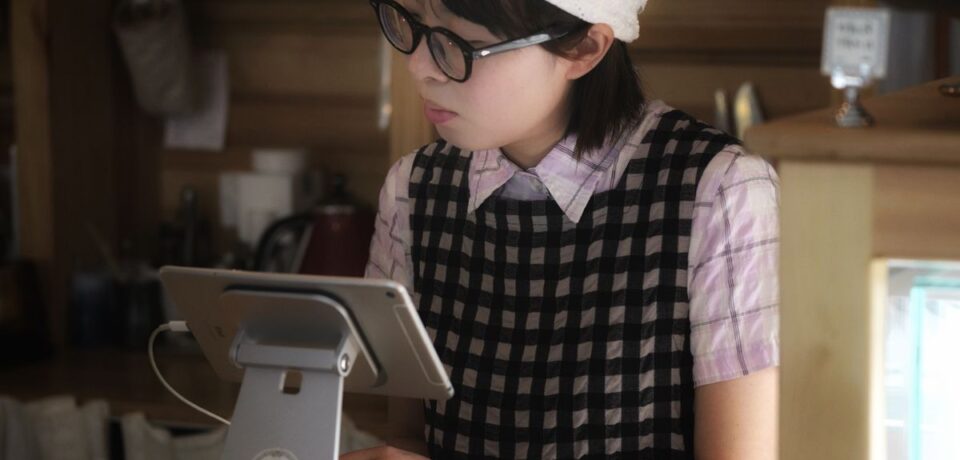Emprendedora usa una tablet para gestionar su negocio