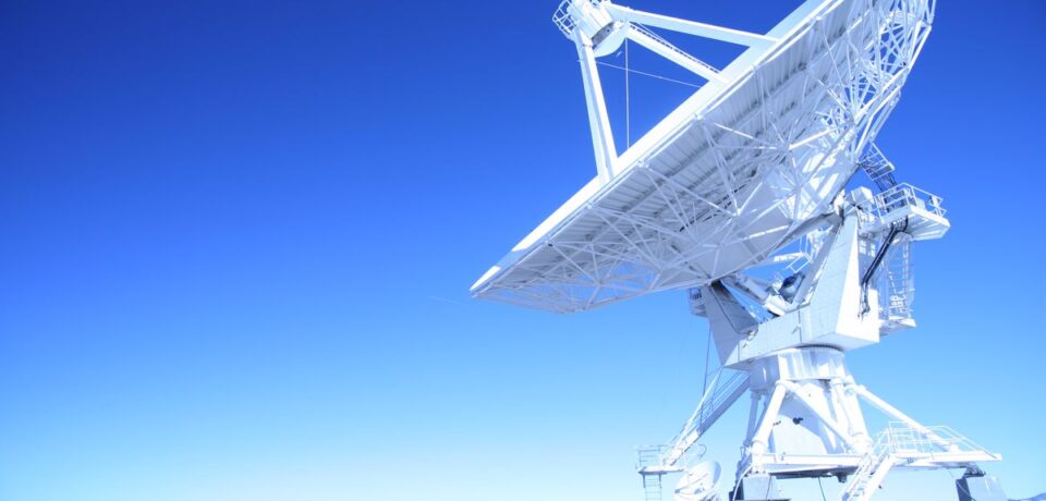 Antena satelital bajo el cielo azul