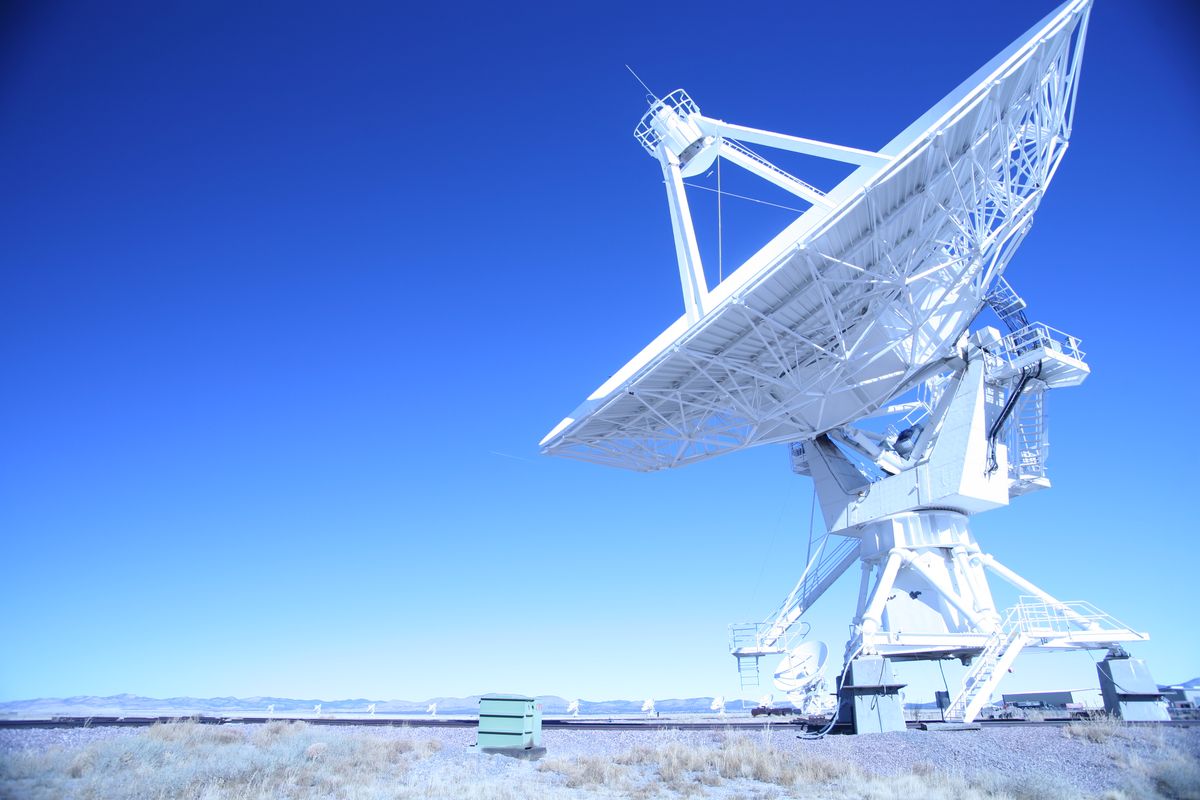 Antena satelital bajo el cielo azul
