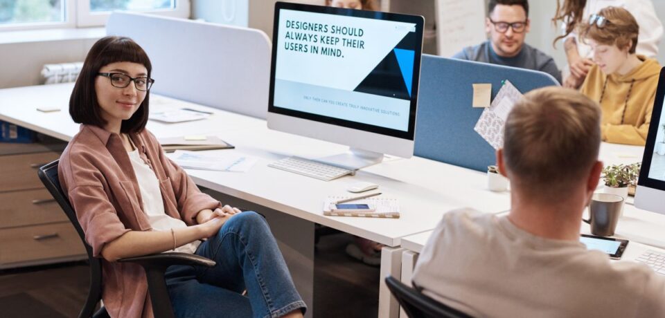 Equipo de emprendedores trabajando en una oficina compartida