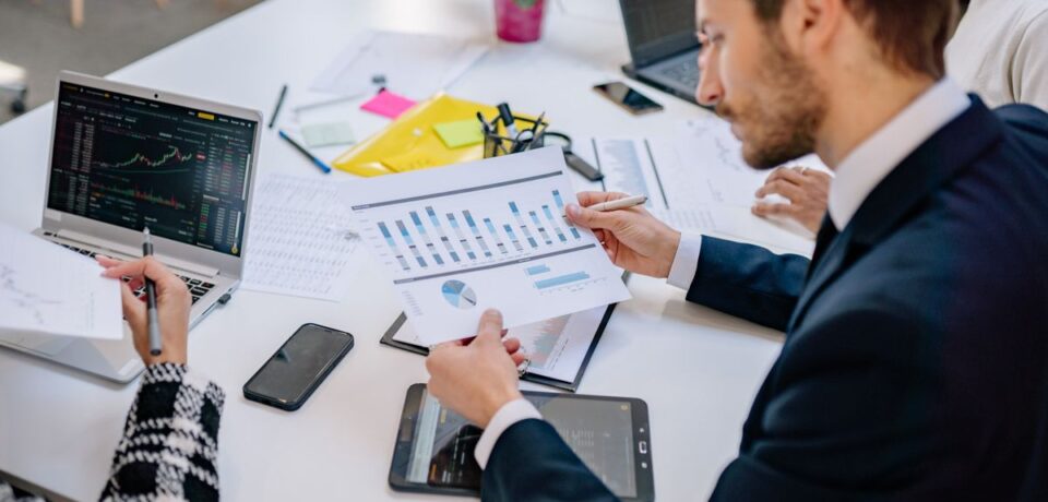 Inversionistas revisan gráficos y un plan de negocios