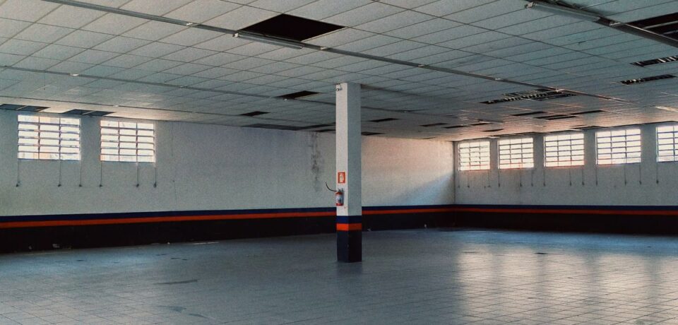 Local comercial amplio y vacío listo para un nuevo negocio