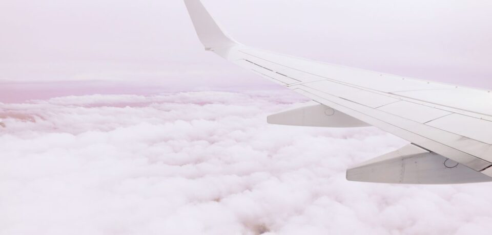 Ala de avión sobre las nubes